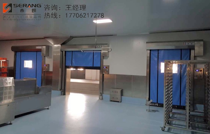 一、西朗南通快速升降卷帘门优势: 1.满足GMP净化级别:快速卷帘门的安装,可以达到工厂车间的洁净无尘要求,保证基本的防尘防虫、隔音保温、恒温保湿、防环境污染、防异味;根据生产产品的不同,政府对车间洁净标准不同,西朗快速卷帘门可以达到万级和百万级别。 2.提高生产车间效率:南通快速升降卷帘门可以满足按钮高速开关、自动感应快速、自动关闭,满足高密封高洁净的同时,可以增加进出人员和叉车进出频率,提供作用效率,支持日均1000次/天。 3.