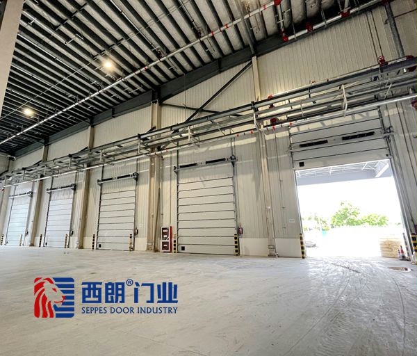 上图:江森日立空调新建厂房使用电动提升门 上图:江森日立空调新建厂房使用电动提升门