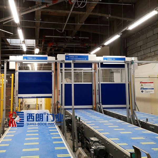 仓库输送带上的快速卷帘门